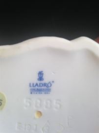Lladró is a Spanish brand dedicated since 1953 to the creation of art porcelain figurines at the brand's only factory in the world, in Valencia, on the east coast of Spain.