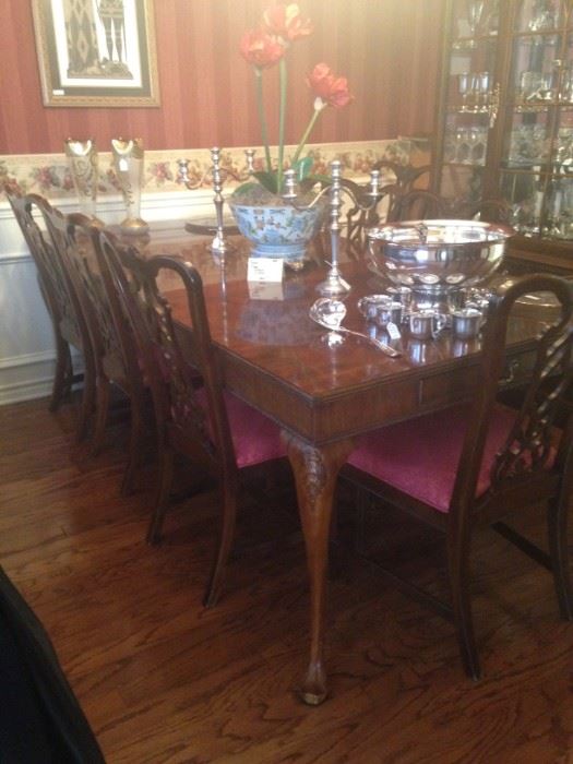 Lovely dining table with 8 chairs and extra leaf
