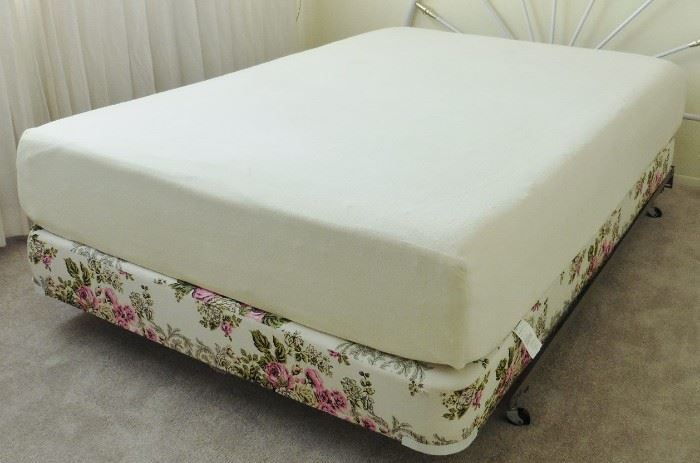 Memoray foam full mattress, non matching boxspring and frame