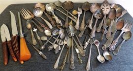 CARVING SET, SILVERPLATE SERVING UTENSILS AND FLATWARE