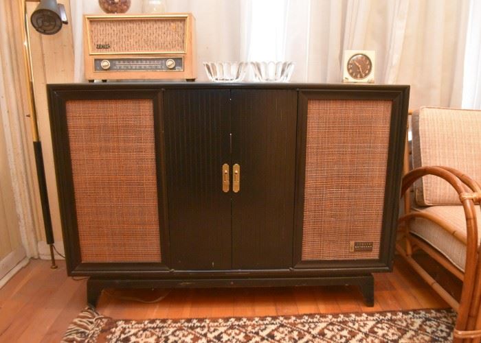 Vintage Zenith Extended Stereophonic High Fidelity Music Cabinet (with AM / FM Radio & Turntable)