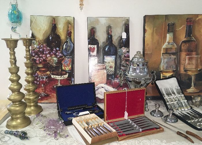 Designer décor tables include lots of wine lovers imagery along with entertainment cutlery and tablescaping accessories.
