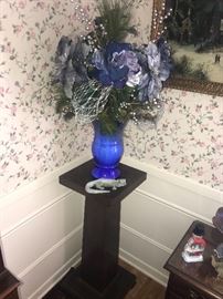 PEDESTAL AND FLOWERS