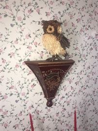 WALL SHELF WITH DECORATIVE OWL