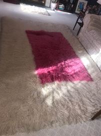 VINTAGE FUZZY / SHAG FLOOR RUG