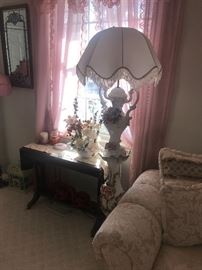 BEAUTIFUL VINTAGE CAPODIMONTE FLOOR LAMP AND SIDE TABLE WITH DROP LEAVES 