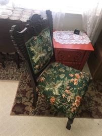 ANTIQUE WOODEN CHAIR