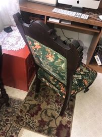 ANTIQUE WOODEN CHAIR