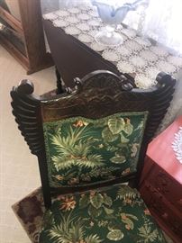 ANTIQUE WOODEN CHAIR