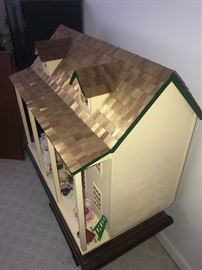 VINTAGE DOLL HOUSE 