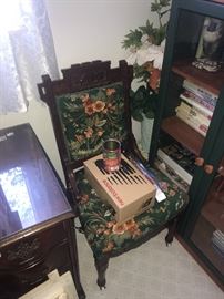 ANTIQUE WOODEN CHAIR