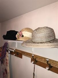 VINTAGE WOMEN'S HATS 