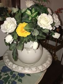 VINTAGE DECORATIVE VASE