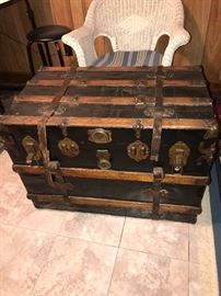 ANTIQUE STEAMER  TRUNK 