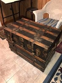 ANTIQUE STEAMER TRUNK 
