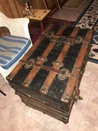 ANTIQUE STEAMER TRUNK 
