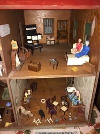 VINTAGE DOLLHOUSE
