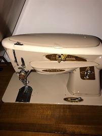 VINTAGE SINGER SEWING MACHINE 