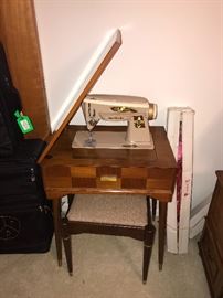 VINTAGE SINGER SEWING MACHINE 
