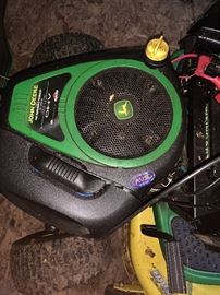 JOHN DEERE 100 SERIES RIDING MOWER 
