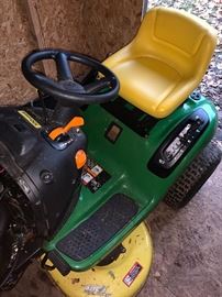 JOHN DEERE 100 SERIES RIDING MOWER 
