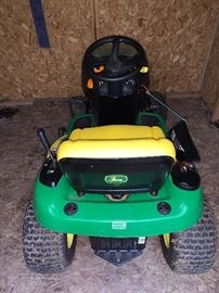 JOHN DEERE 100 SERIES RIDING MOWER 
