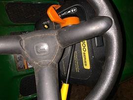 JOHN DEERE 100 SERIES RIDING MOWER 
