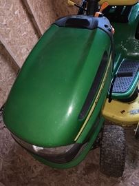 JOHN DEERE 100 SERIES RIDING MOWER 
