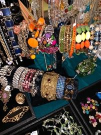 VINTAGE JEWELRY 