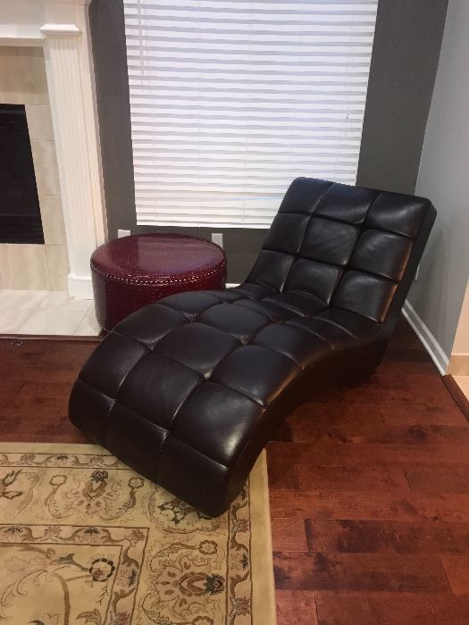 LEATHER CHAISE LOUNGE CHAIR
