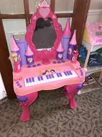 TOY PIANO 