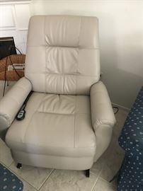 1 year old - Leather LIFT Recliner