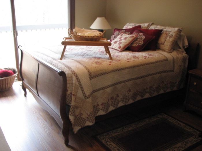 Sleigh bed