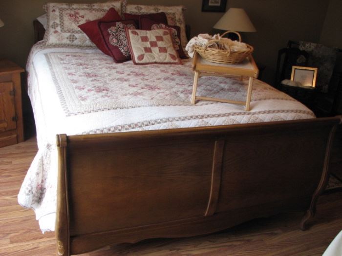 Sleigh bed