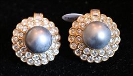 18k Gold, Diamonds & Black Pearl earrings