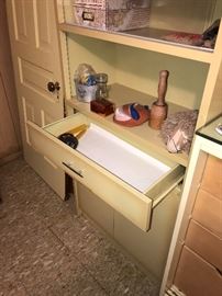 RETRO METAL MEDICINE CABINET WITH GLASS