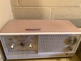 VINTAGE ZENITH MEMORY ALARM CLOCK RADIO