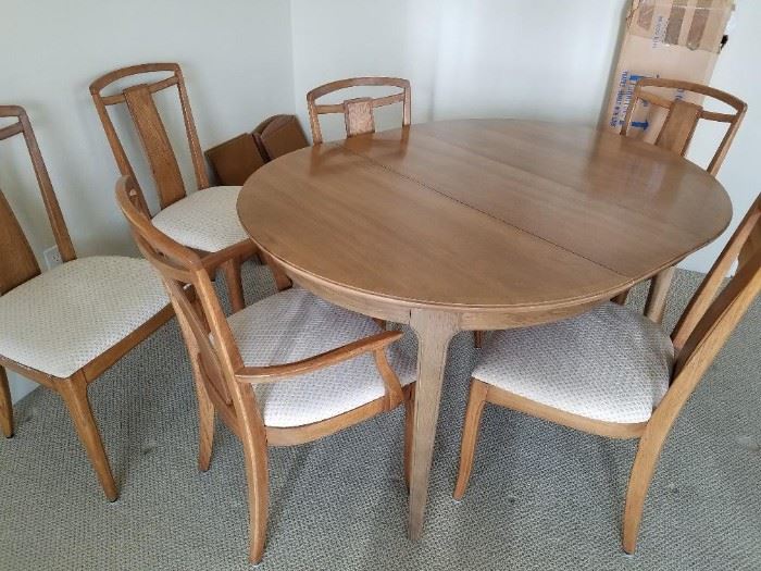 Thomasville 'Blonde' Mid-Century Modern/Eames Era Oval Table and 6 Detailed Chairs/2 Leafs. 