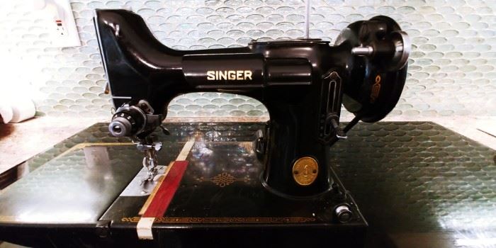 Vintage Singer Featherweight with case 