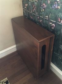 Gate leg table