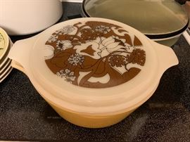 Vintage yellow Pyrex bowl with lid