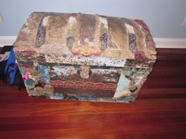 VERY UNIQUE BARREL TOP TRUNK