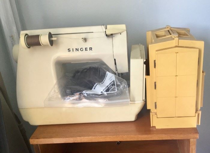 Vintage Singer sewing machine w/ accessories.
