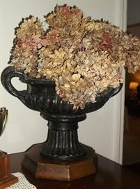 Metal urn