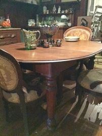 Beautiful Dining Table with two Leaves, 4 Victorian Chairs