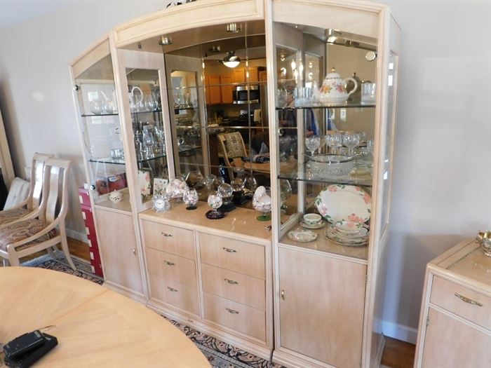 Thomasville Maple Dining Room Set / Lighted Hutch