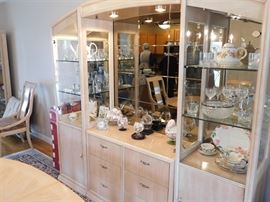 Thomasville Maple Dining Room Set / Lighted Hutch