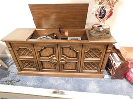 Vintage Stereo Console w/ Turntable