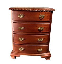 Excellent Chest of drawers, hand carved mahogany with decorative handles