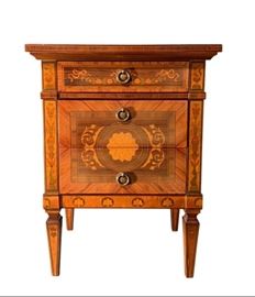 Exceptional quality, Italian Petite commode, with wood marquetry